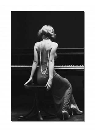 LADY AT THE PIANO 80x120 cm